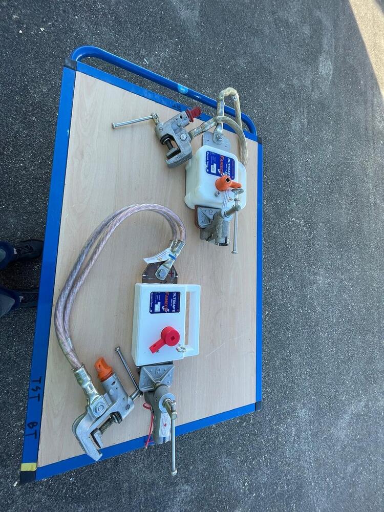 Platine électronique de démonstration montée sur un panneau, avec boîtiers et câbles
