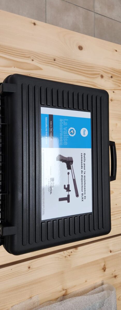 Valise noire ouverte avec un écran intégré pour une démonstration
